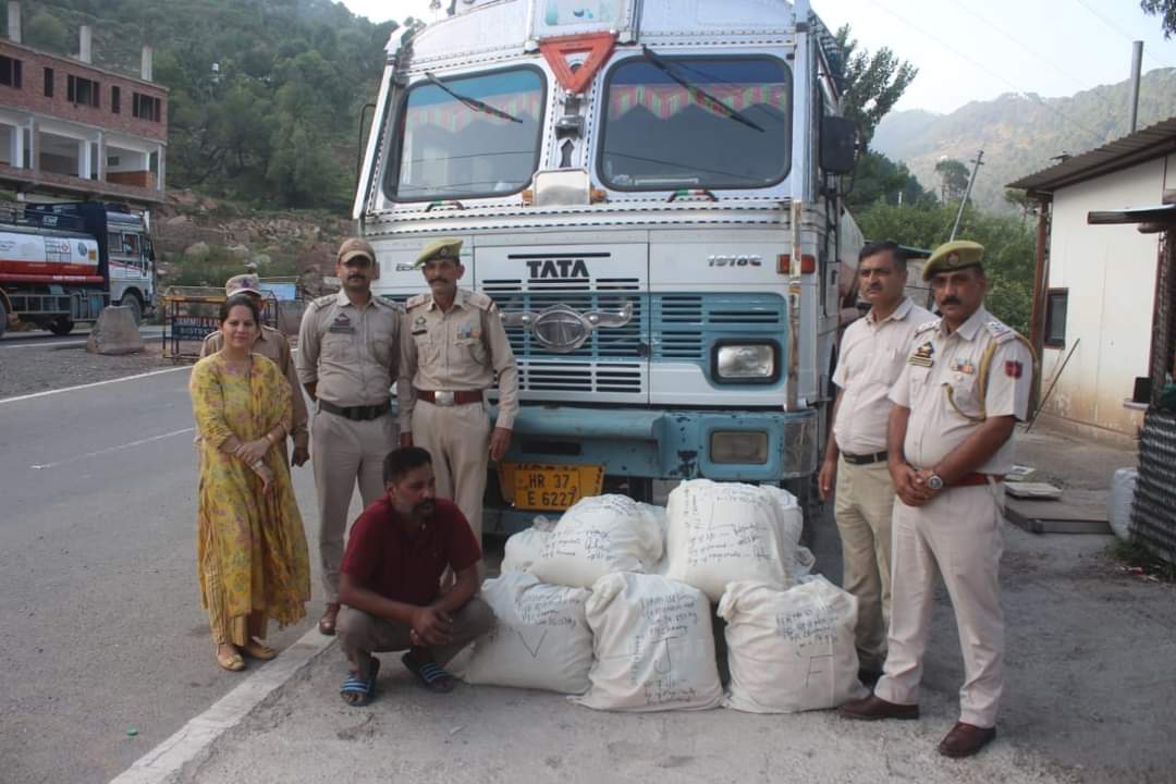 'Udhampur Police foiled a narcotics smuggling bid at chenani, interstate narcotic smuggler apprehended'